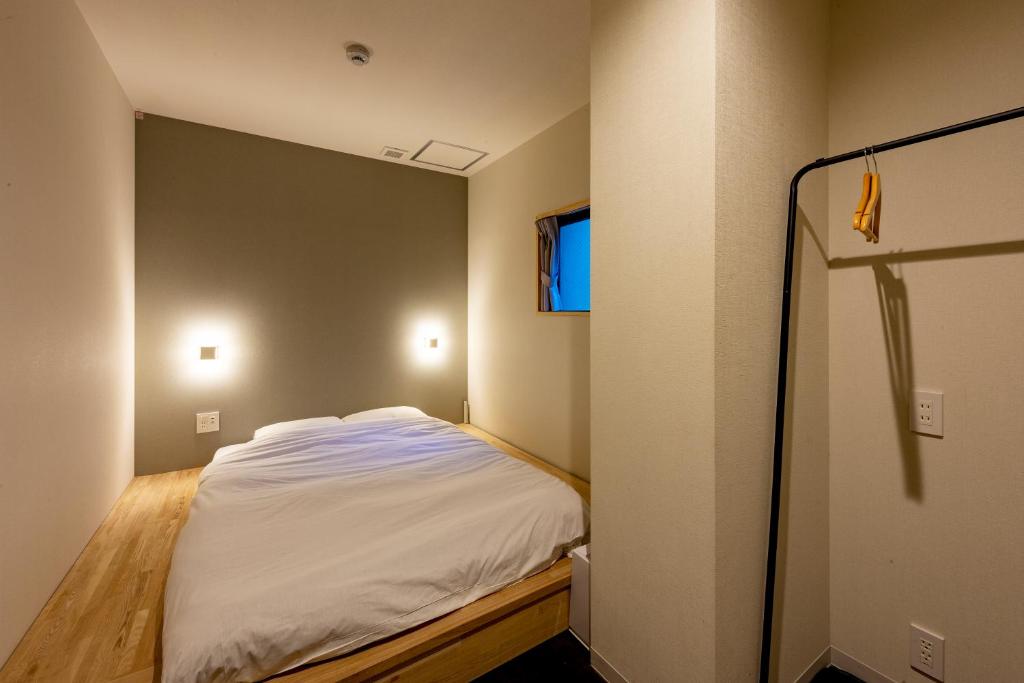 Postel nebo postele na pokoji v ubytování plat hostel keikyu minowa forest