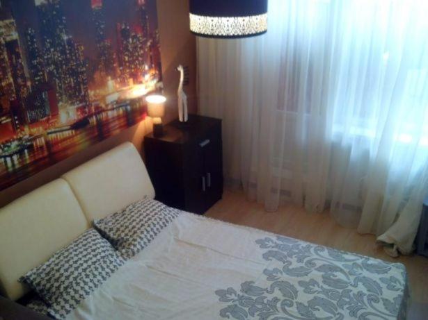 1 dormitorio con sofá y ventana con cortinas en Квартира у метро Студенческая, Фармакадемия, Караван, en Járkov