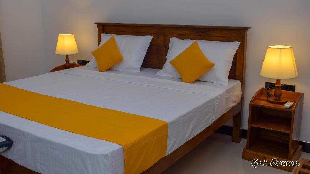 Postel nebo postele na pokoji v ubytování Gal Oruwa Resort