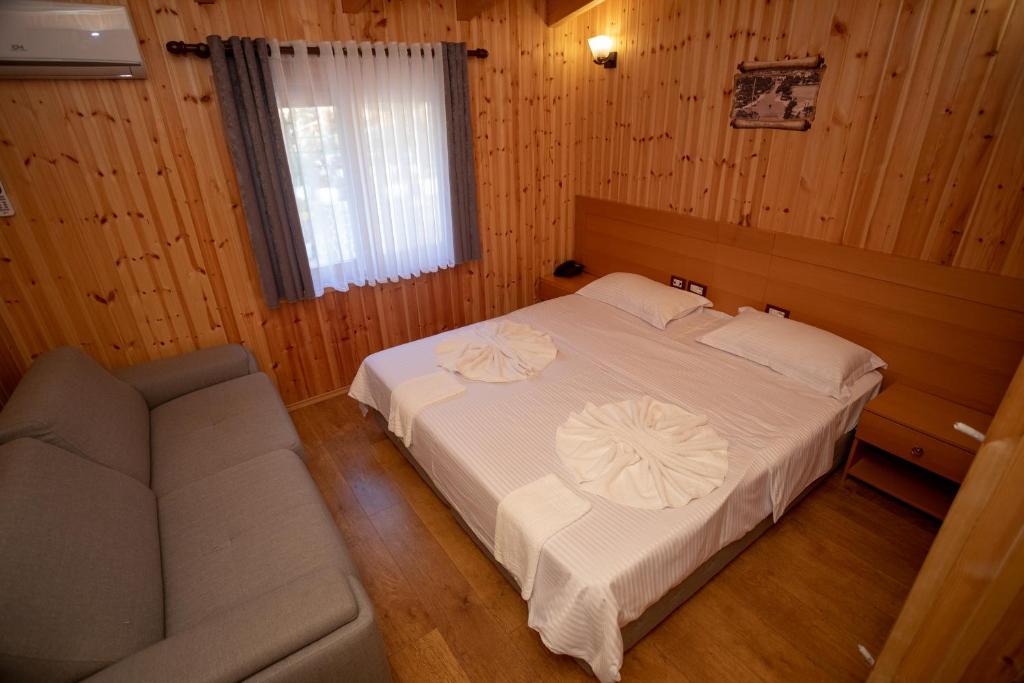 Postel nebo postele na pokoji v ubytování Hotel Shpija e Gjyshit