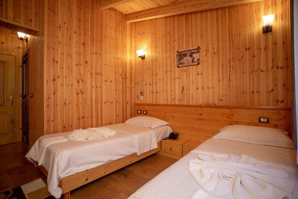 Postel nebo postele na pokoji v ubytování Hotel Shpija e Gjyshit