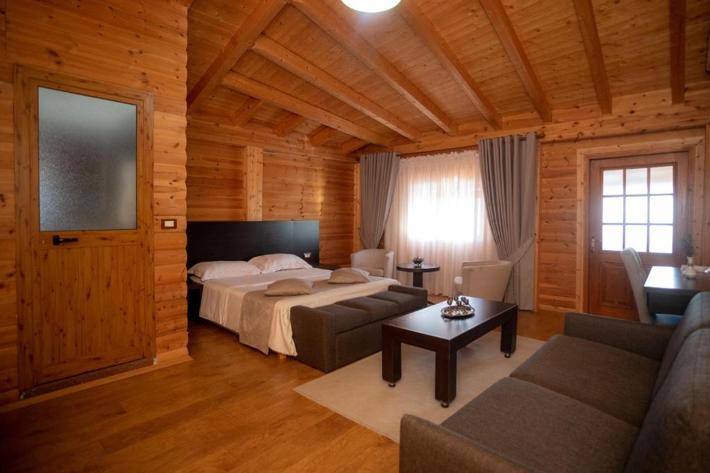 Postel nebo postele na pokoji v ubytování Hotel Shpija e Gjyshit