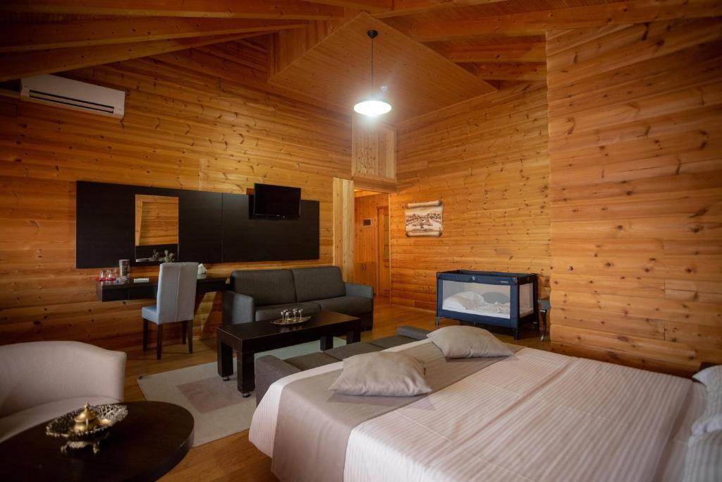 TV a/nebo společenská místnost v ubytování Hotel Shpija e Gjyshit