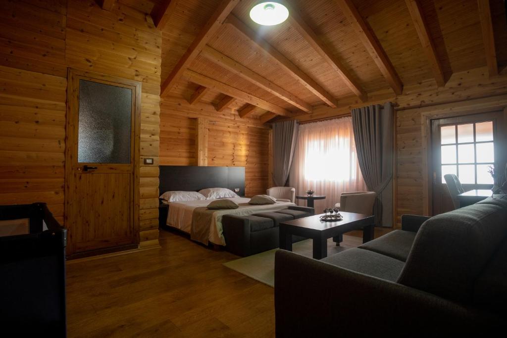 Postel nebo postele na pokoji v ubytování Hotel Shpija e Gjyshit
