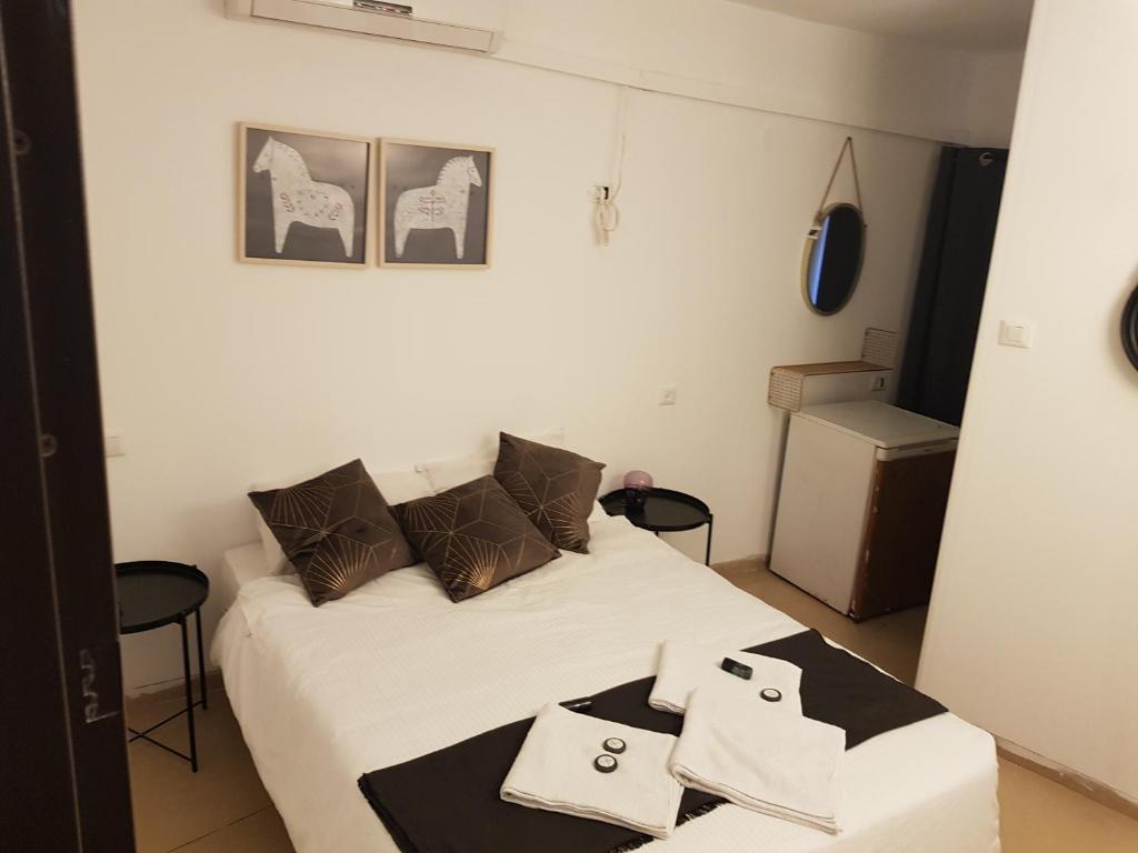 Katil atau katil-katil dalam bilik di King Koresh Hotel
