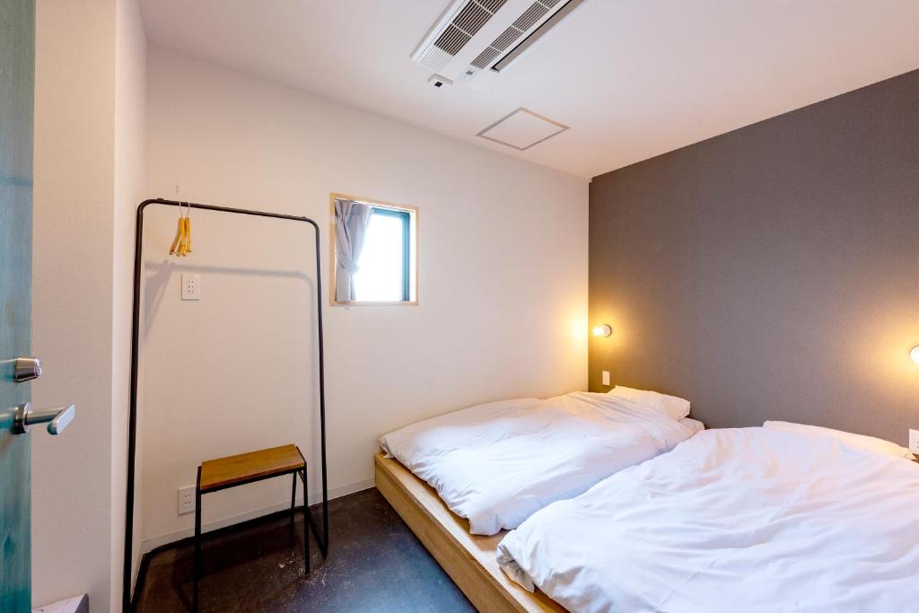 Postel nebo postele na pokoji v ubytování plat hostel keikyu minowa forest