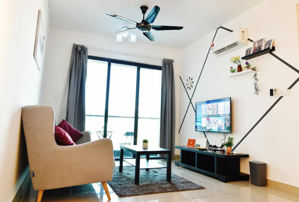 Beautiful Relaxing Home in SkyArena Ascenda (3-6pax) في كوالالمبور: غرفة معيشة مع مروحة سقف وتلفزيون