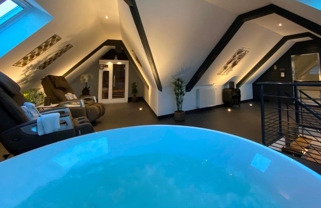 - un salon avec une grande baignoire dans une maison dans l'établissement Les Suites de Bougainville, à Concarneau