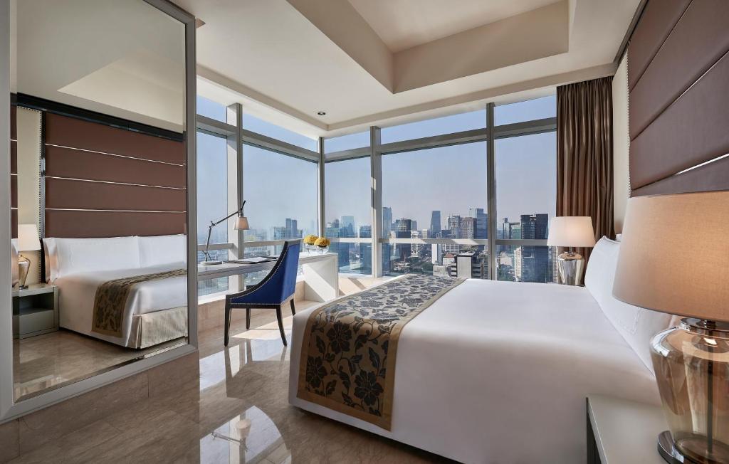 Postel nebo postele na pokoji v ubytování The Residences of The Ritz-Carlton Jakarta Pacific Place