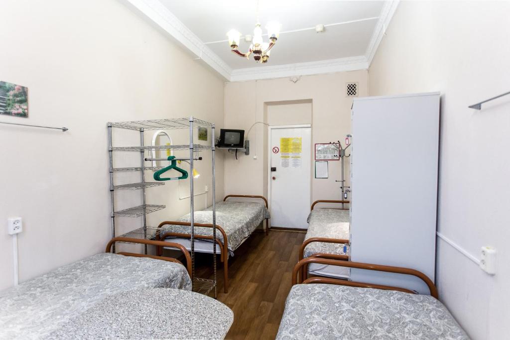 una camera con 4 letti in una stanza con di Все Сезоны / All Seasons a San Pietroburgo