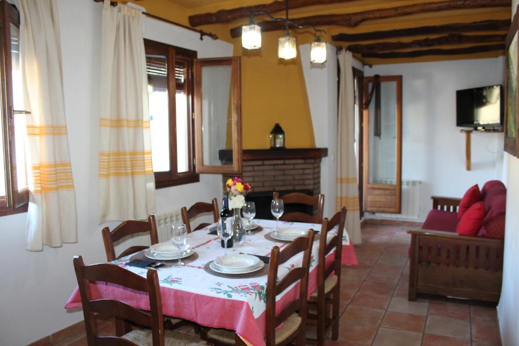 jadalnia ze stołem i krzesłami w obiekcie Apartamentos Rurales Rosendo: La Canela w mieście Capileira