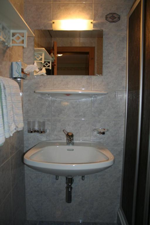 W pokoju znajduje się łazienka z białą umywalką. w obiekcie Apartment Gredler Maria w Mayrhofen