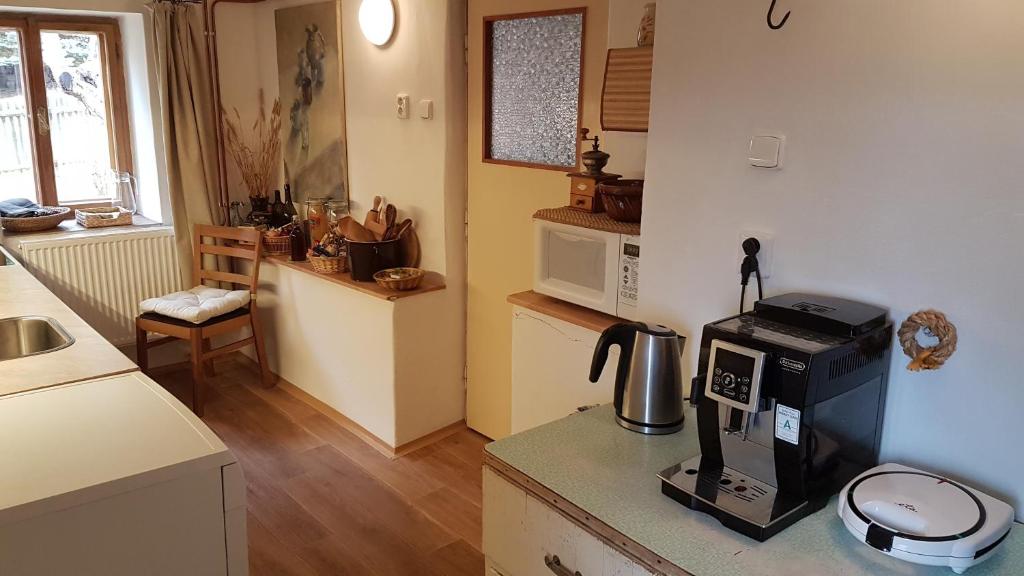 una cucina con macchinetta del caffè su un bancone di Chalupa na Šumavě, od soboty do soboty a Nová Ves