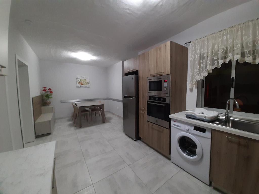 Kuchyň nebo kuchyňský kout v ubytování Antros, Apartment 1
