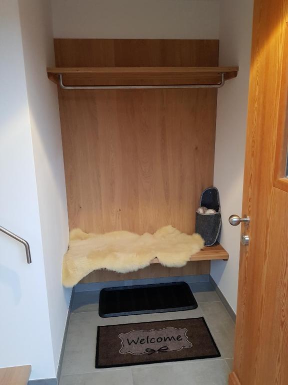 Postel nebo postele na pokoji v ubytování Bodenschneid Suiten Neureuthblick