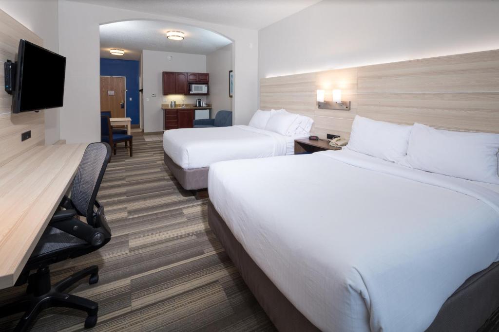 Holiday Inn Express Hotel & Suites Detroit-Utica by IHG - Queen Suite Met 2 Queensize Bedden