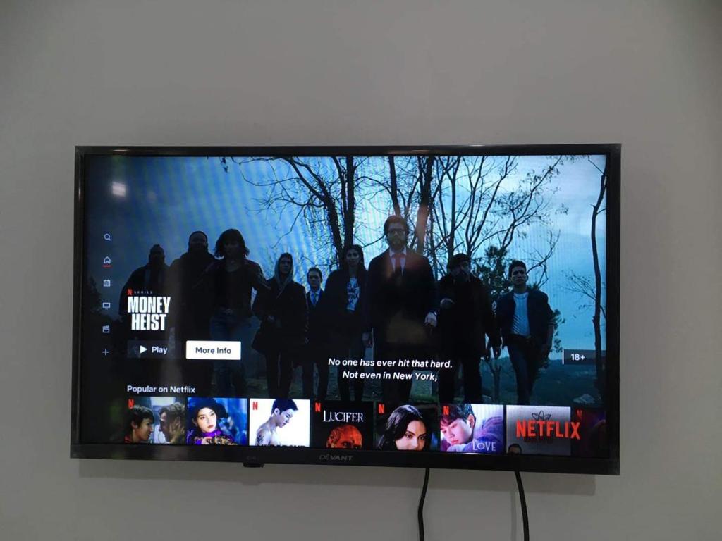 TV a/nebo společenská místnost v ubytování Bolinao Transient House B