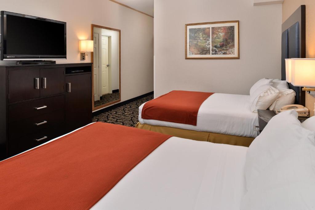 Postel nebo postele na pokoji v ubytování Holiday Inn Express & Suites Tacoma South - Lakewood by IHG
