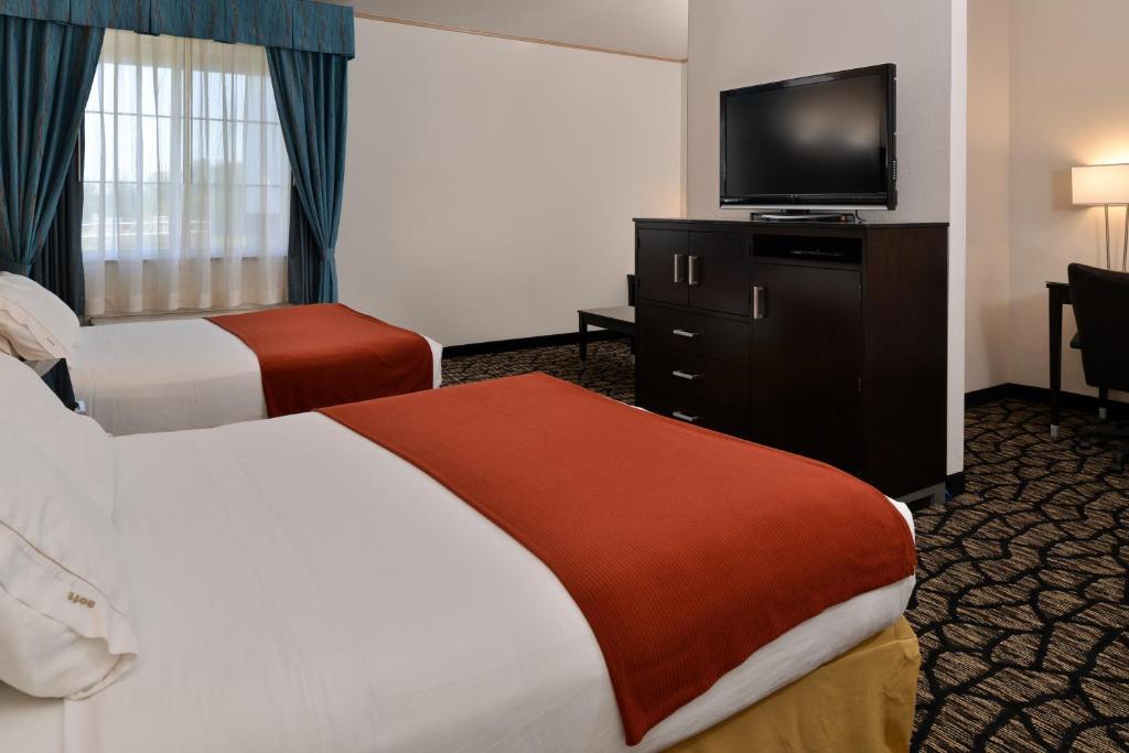 Postel nebo postele na pokoji v ubytování Holiday Inn Express & Suites Tacoma South - Lakewood by IHG