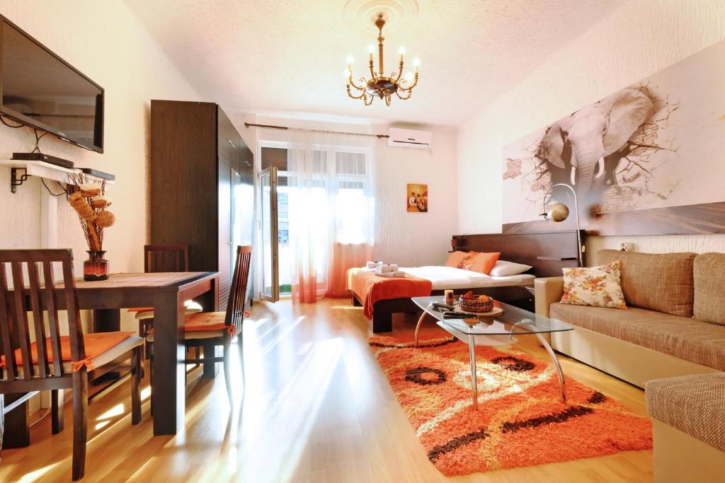 uma sala de estar com um sofá e uma mesa em Apartment Alexandria em Belgrado