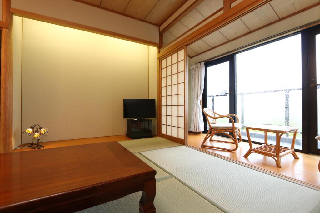 Reposer makinoにあるテレビまたはエンターテインメントセンター