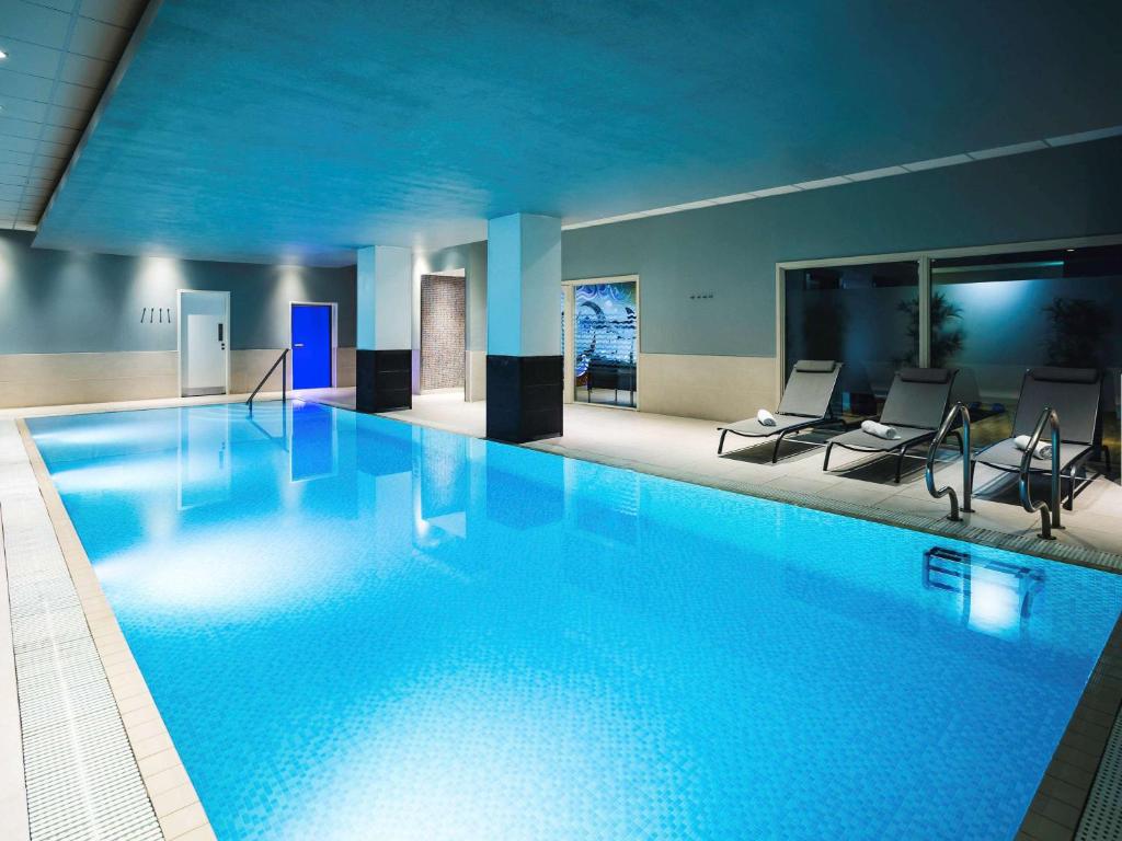 a large swimming pool in a hotel room at Novotel Reading Centre in Reading