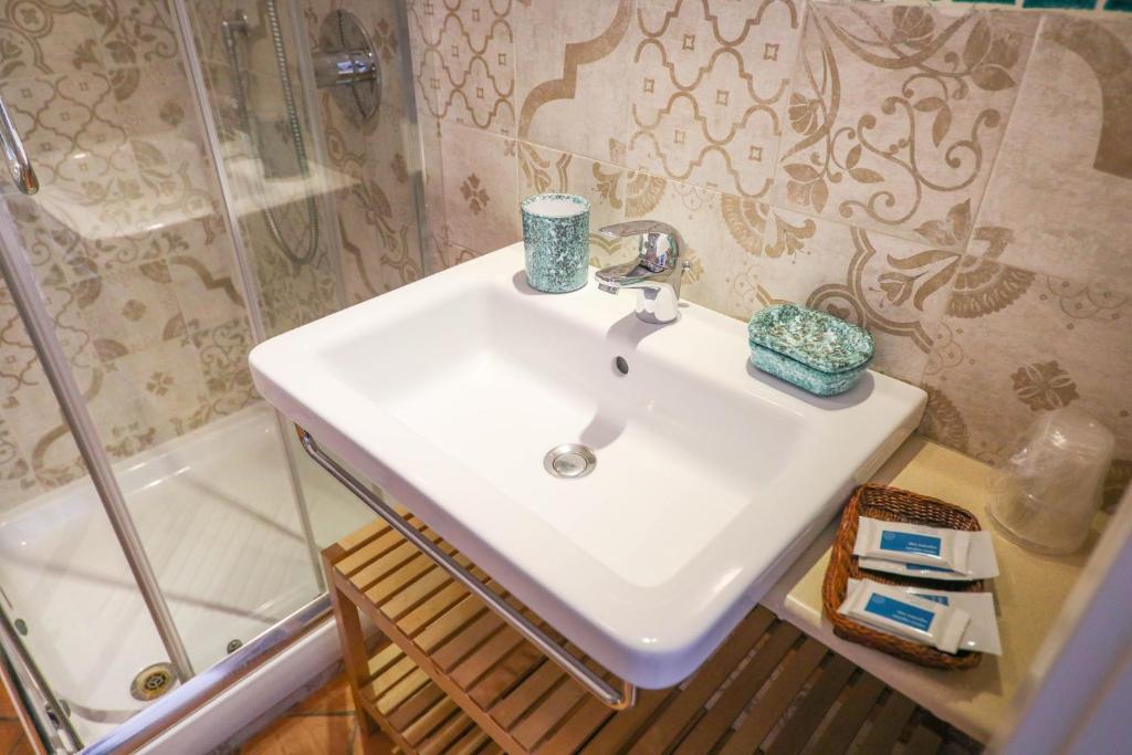 łazienka z umywalką i prysznicem w obiekcie Agrodolce B&B w Cefalù