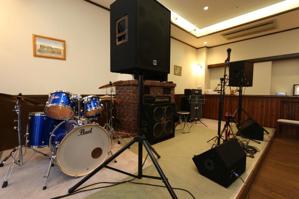 Reposer makinoにあるテレビまたはエンターテインメントセンター