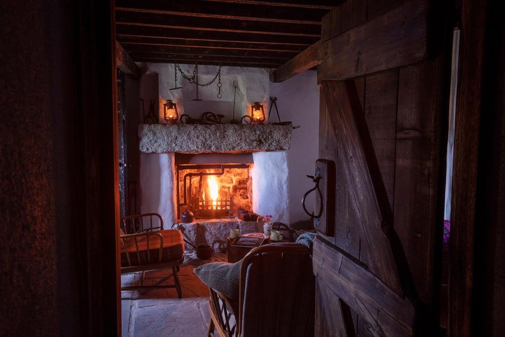 Thistle Thatch Cottage and Hot Tub - Mourne Mountains - Casa De Una Habitación