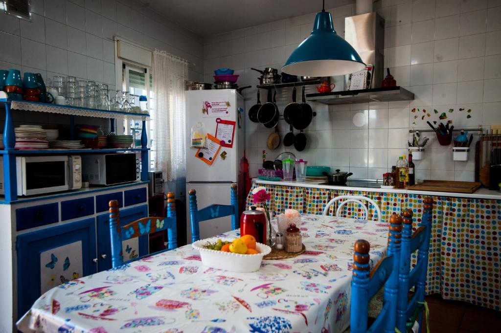 Kuchyň nebo kuchyňský kout v ubytování La Flamenka Hostel