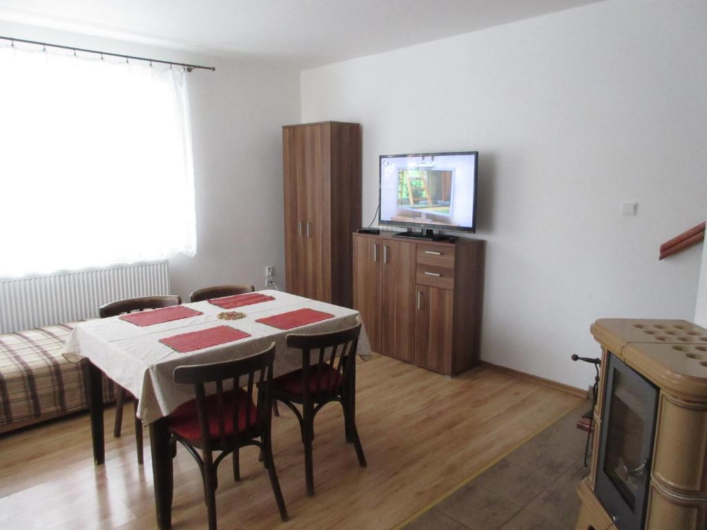TV a/nebo společenská místnost v ubytování Apartmany Jaruska