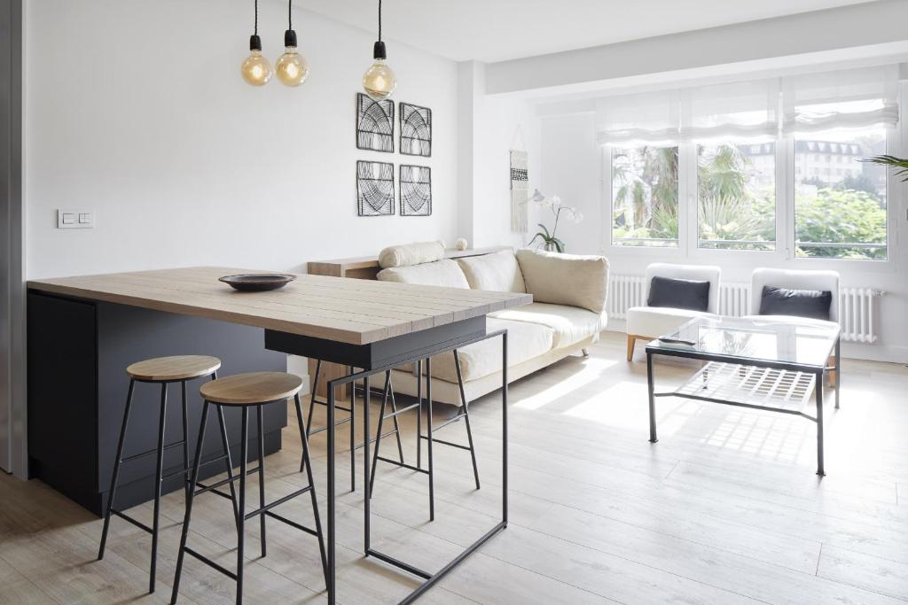 uma cozinha e sala de estar com uma mesa e um sofá em Orereta - Basque Stay em San Sebastián