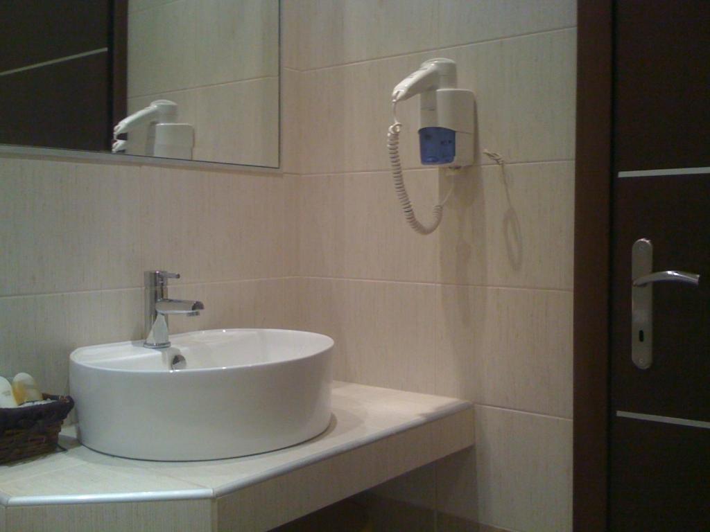 Koupelna v ubytování Avra Hotel