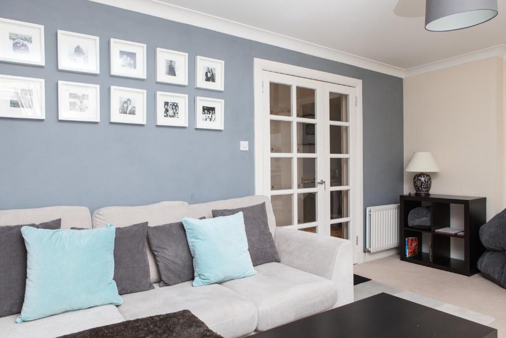 amazing apartments - Holyrood Road by Royal Mile