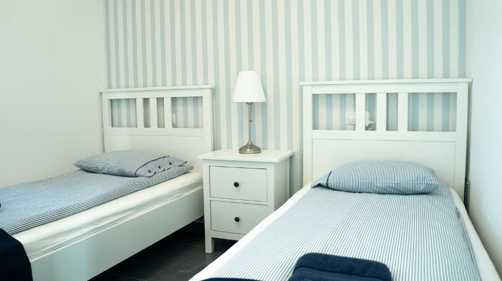 A bed or beds in a room at Apartamento La Manga SPACE