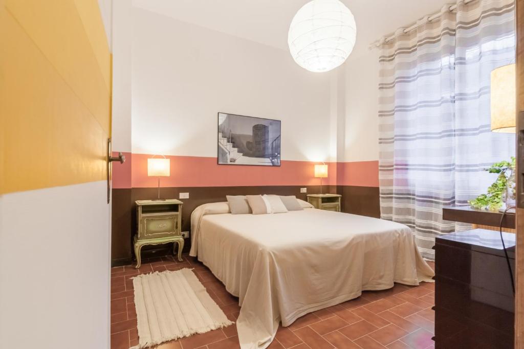 een slaapkamer met een wit bed en een raam bij Il nido del pavone in Monterosso al Mare
