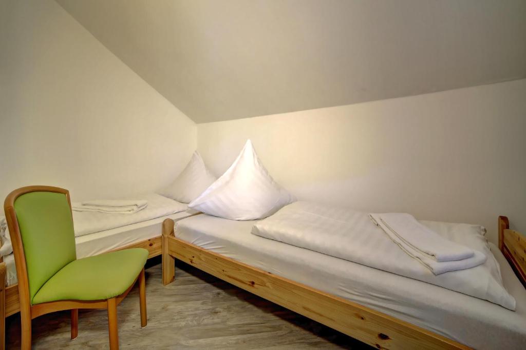 Postel nebo postele na pokoji v ubytování Village Hotel Bayerischer Wald