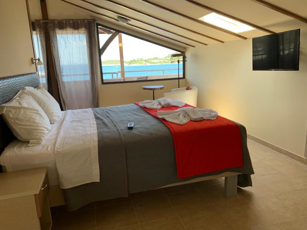 Postel nebo postele na pokoji v ubytování Avra Hotel