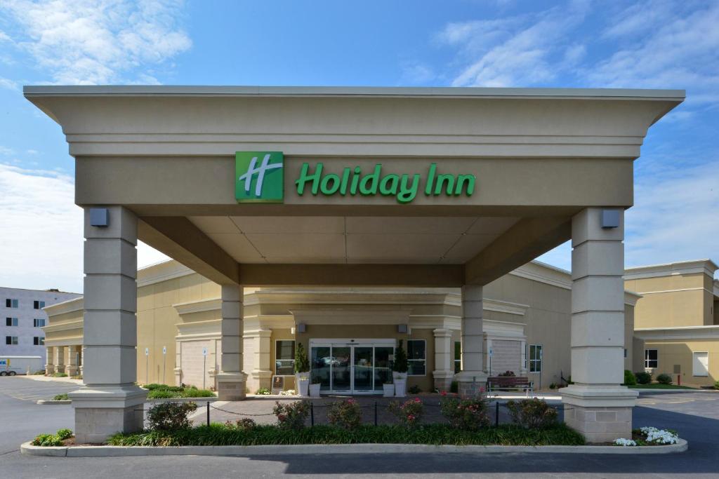 Holiday Inn Martinsburg, an IHG Hotel في مرتينسبورغ: علامة نزل عطلة على واجهة المبنى