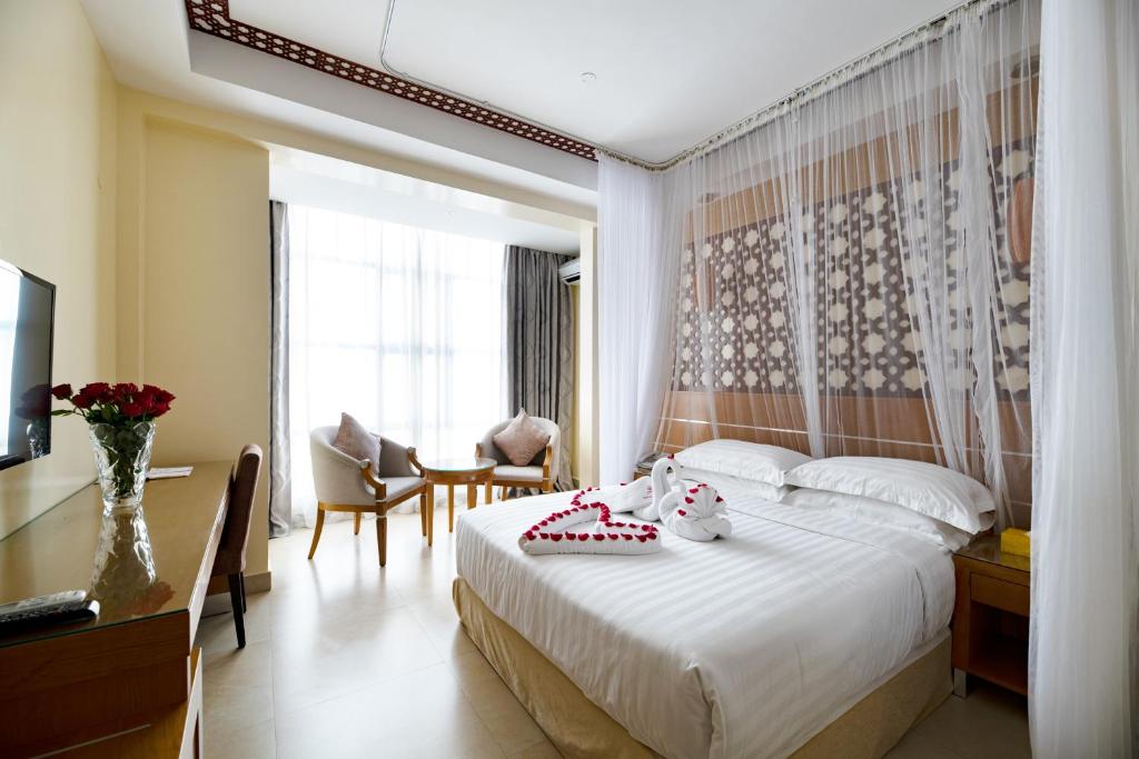 Postel nebo postele na pokoji v ubytování Saab Royale Hotel
