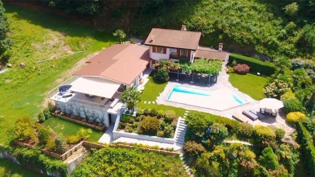 an aerial view of a house with a swimming pool at Luxusvilla ***** in Cavriana, Tessin in Magadino