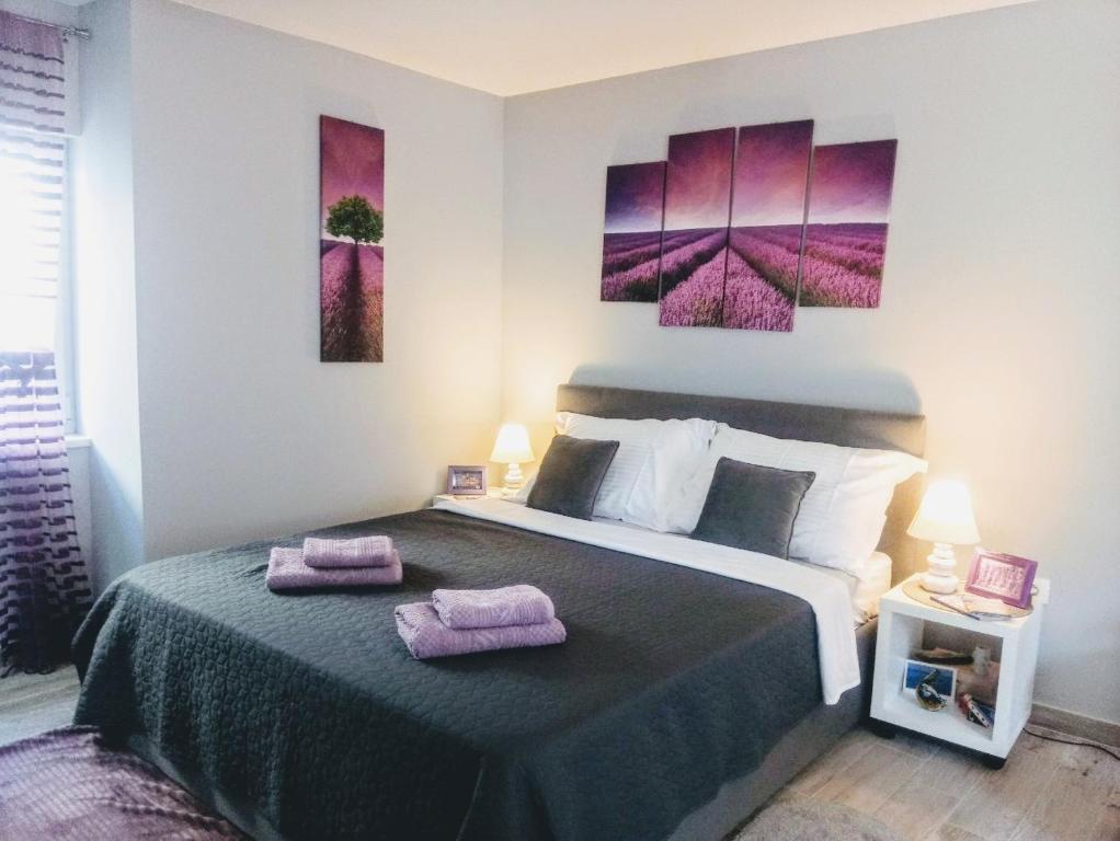 - une chambre avec un lit et 2 serviettes dans l'établissement Elly apartments Split, à Split