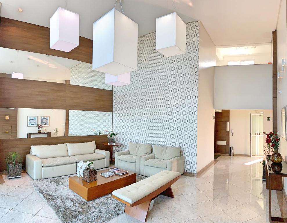 Uma área de estar em Apartamentos Residencial Lara - FRENTE AO MAR - WIFI - CHURRASQUEIRA NA VARANDA
