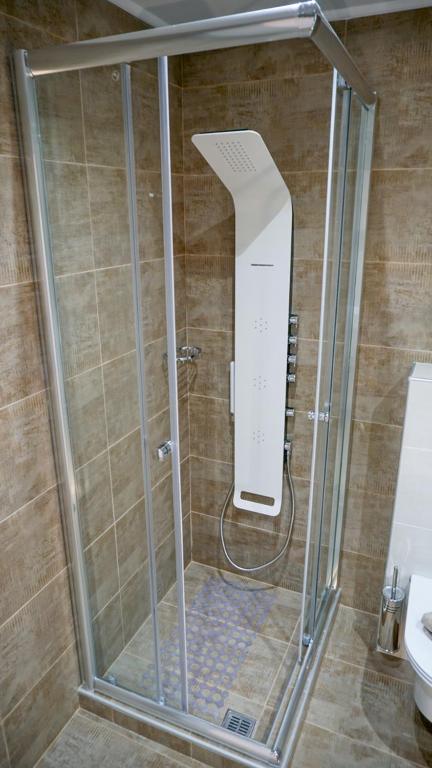 Agnes Deluxe Hotel - 11