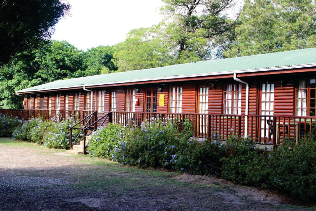 スウェレンダムにあるBlue Mountain Farm Lodge, Cabins & Cottagesの緑の屋根の赤い木造建築