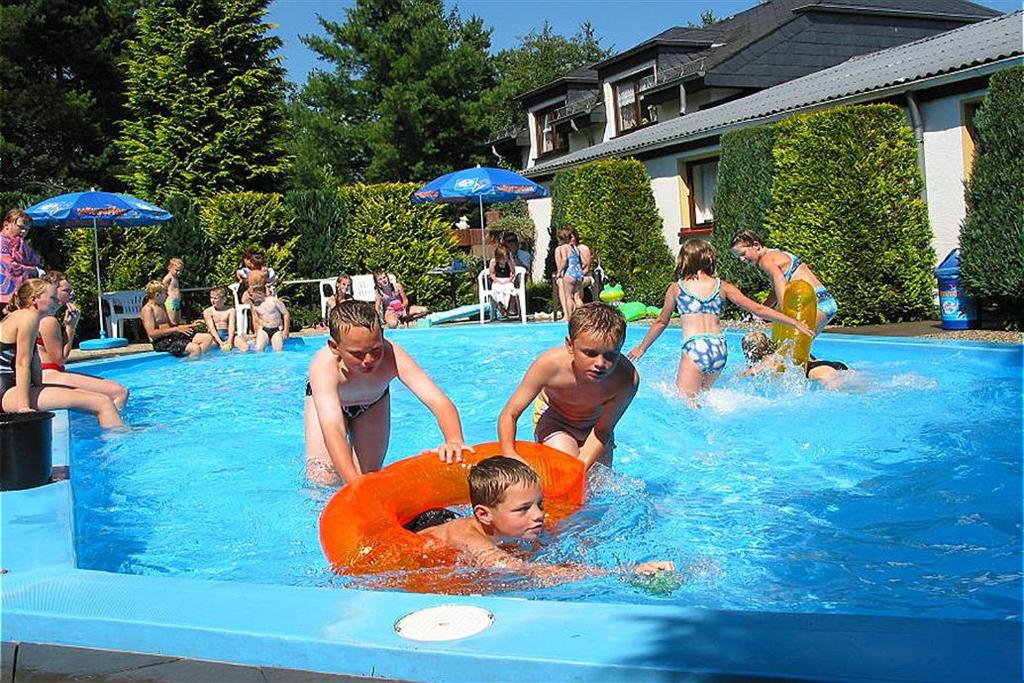 - un groupe d'enfants jouant dans une piscine dans l'établissement Vulkaneifel Type D, à Gerolstein