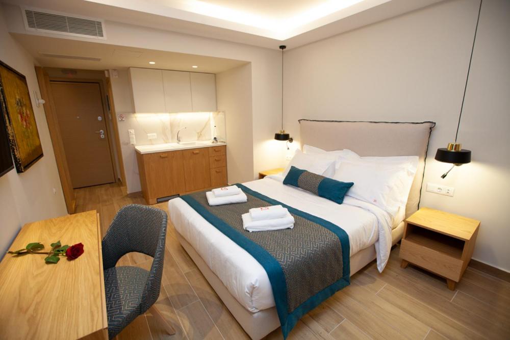 Postel nebo postele na pokoji v ubytování No21 Luxury Suites