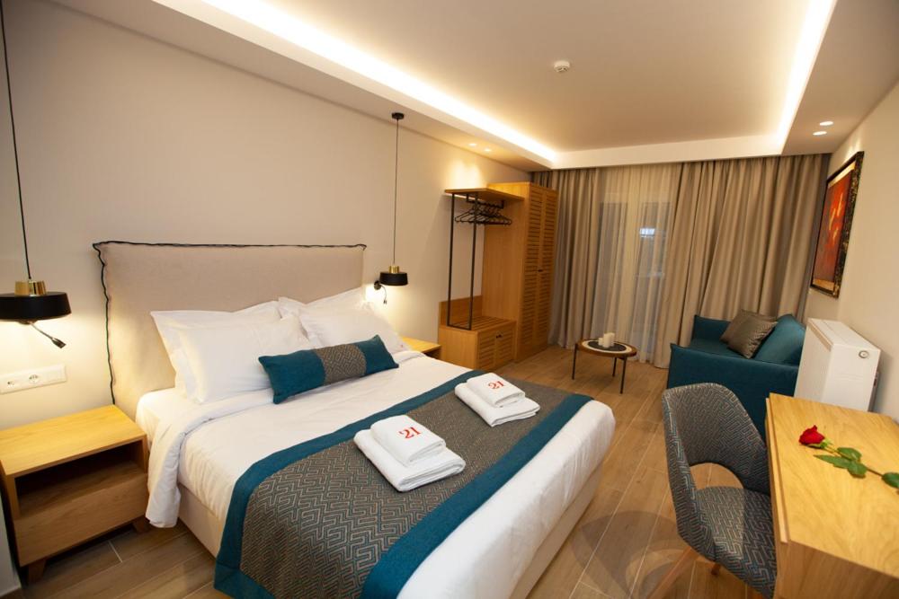 Postel nebo postele na pokoji v ubytování No21 Luxury Suites