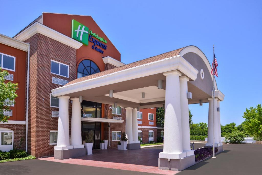 uma representação de um hotel com um gazebo em Holiday Inn Express Hotel & Suites Elgin, an IHG Hotel em Elgin