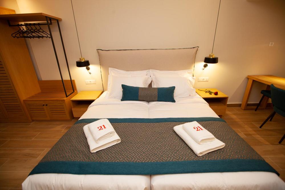 Postel nebo postele na pokoji v ubytování No21 Luxury Suites
